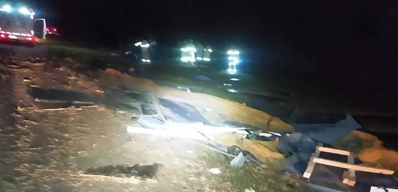 Foto 4 de 4 — Motorista morre após caminhão com chapas de aço tombar na Washington Luís